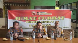 Foto : Wakapolres Garut Kompol Dhoni Erwanto saat giat jumat curhat
