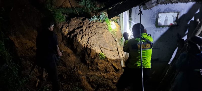 Foto : lokasi rumah Ade yang tertimpa longsor