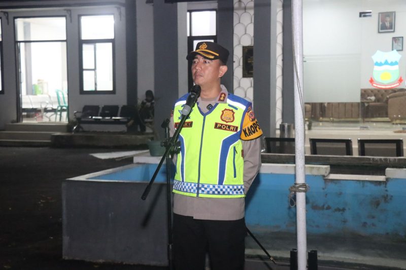 Foto : Kapolres Garut AKBP Rohman Yonky Dilatha, S.I.K., M.Si., saat pimpin apel gabungan