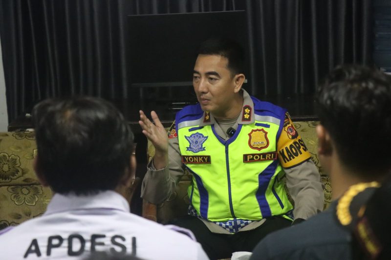 Foto : Kapolres Garut bersama tokoh masyarakat Cikajang