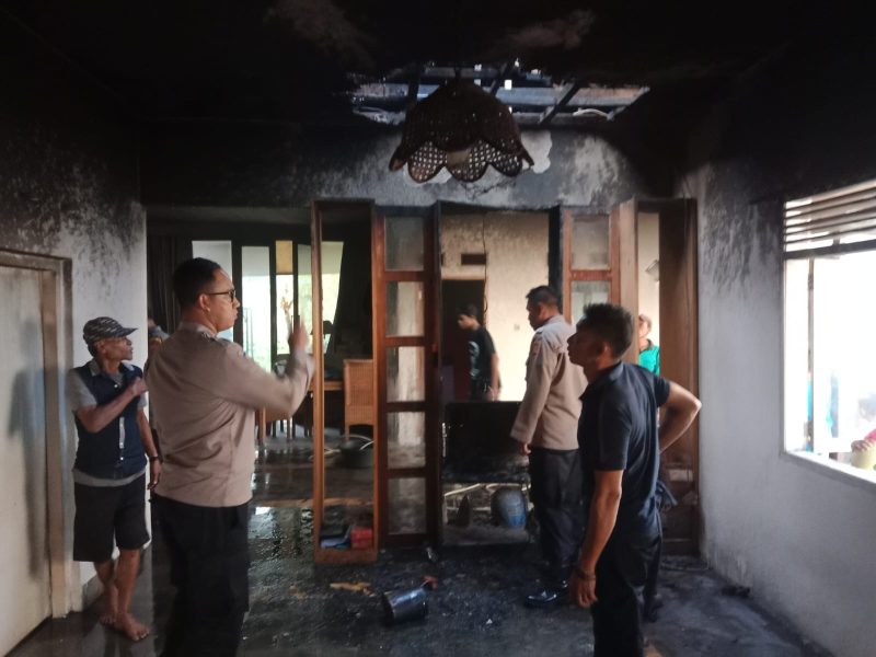Foto : Rumah H Oman yang terbakar