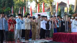Foto : Polres Garut dan warga sekitar shalat idul adha bersama
