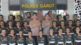 Kapolres Garut bersama pocil SDN3 Giriawas (Foto :Istimewa)