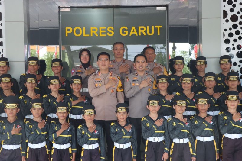 Kapolres Garut bersama pocil SDN3 Giriawas (Foto :Istimewa)
