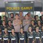 Kapolres Garut bersama pocil SDN3 Giriawas (Foto :Istimewa)