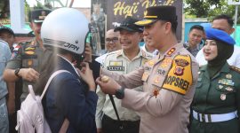 Kapolres Garut dan Forkopimda bagikan helm gratis di bundaran simpamng lima (Foto : Istimewa)