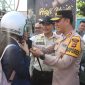 Kapolres Garut dan Forkopimda bagikan helm gratis di bundaran simpamng lima (Foto : Istimewa)