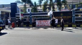 KAMMI Garut saat aksi protes lambatnya penanganan kasus di depan kantor Kejari Garut (Foto:Istimewa)