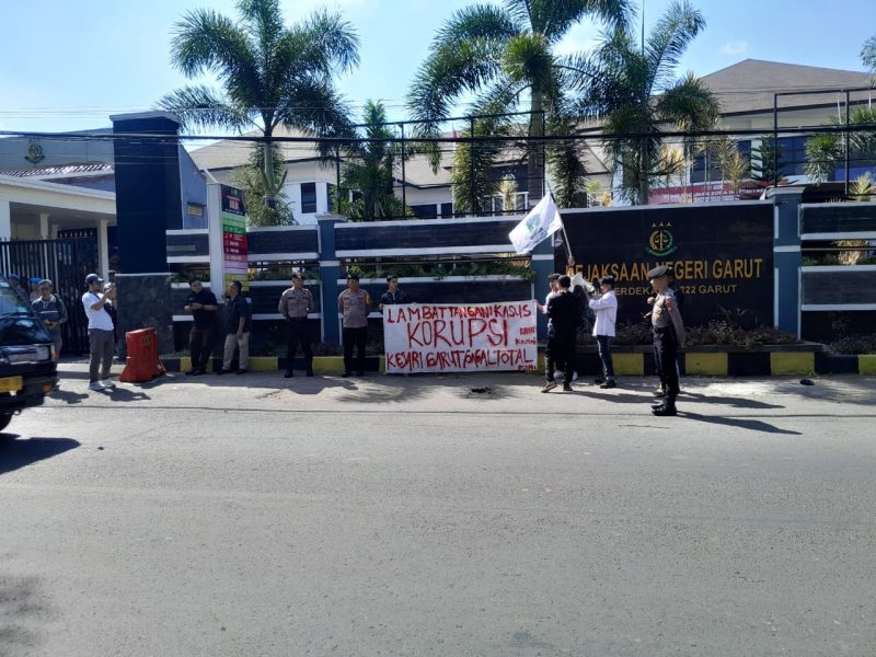 KAMMI Garut saat aksi protes lambatnya penanganan kasus di depan kantor Kejari Garut (Foto:Istimewa)
