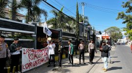 KAMMI Garut dikawal ketat Sat Samapta Polres Garut di depan Kejari Garut (Foto:Istimewa)