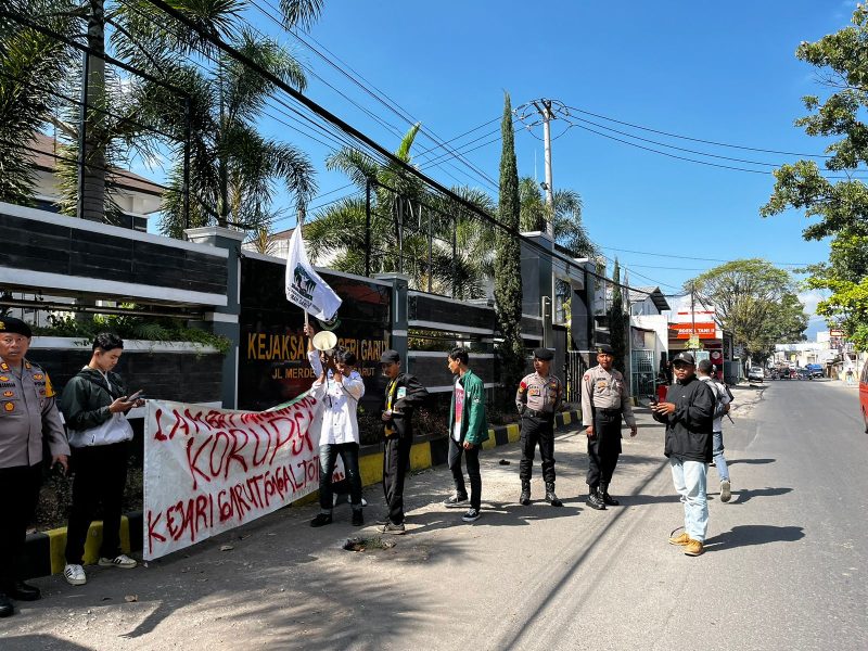 KAMMI Garut dikawal ketat Sat Samapta Polres Garut di depan Kejari Garut (Foto:Istimewa)