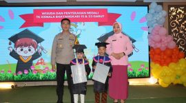 Kapolres Garut AKBP Rohman Yonky Dilatha saat lepas siswa-siswi TK Bhayangkari Polres Garut (Foto:Istimewa)