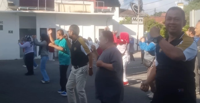 Camat Garut Kota Rena Sudrajat latih kebugaran bersama staf (Foto:Istimewa)