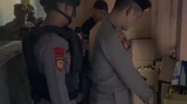 Polres Garut saat lakukan penggerebekan rumah pemilik ratusan botol miras di Sukadana Garut (Foto:Istimewa)