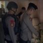 Polres Garut saat lakukan penggerebekan rumah pemilik ratusan botol miras di Sukadana Garut (Foto:Istimewa)
