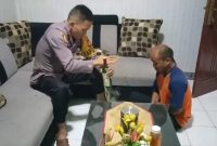 Iptu Amirudin Latif saat aksi di depan penjual miras (Foto:Istimewa)