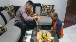 Iptu Amirudin Latif saat aksi di depan penjual miras (Foto:Istimewa)