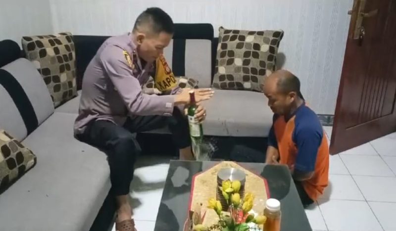Iptu Amirudin Latif saat aksi di depan penjual miras (Foto:Istimewa)