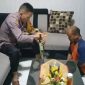 Iptu Amirudin Latif saat aksi di depan penjual miras (Foto:Istimewa)