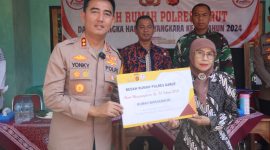 Kapolres Garut saat launching bedah rumah di Muara Sanding Garut Kota (Foto:Istimewa)