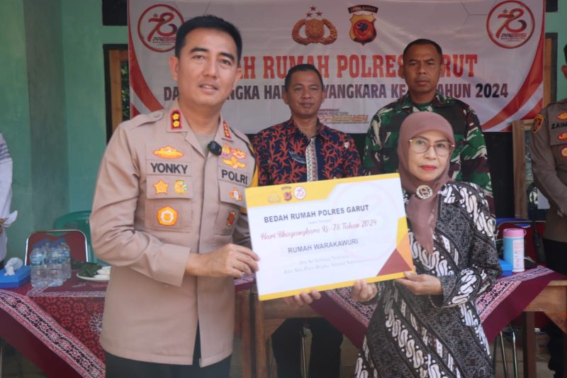 Kapolres Garut saat launching bedah rumah di Muara Sanding Garut Kota (Foto:Istimewa)