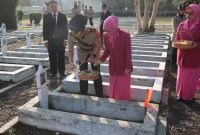 Polres Garut saat tabur bunga di makam taman pahlawan (Foto:Istimewa)