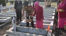 Polres Garut saat tabur bunga di makam taman pahlawan (Foto:Istimewa)