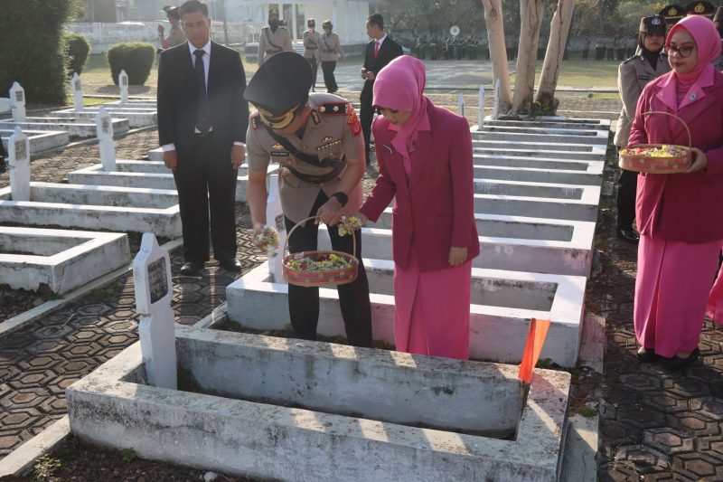 Polres Garut saat tabur bunga di makam taman pahlawan (Foto:Istimewa)