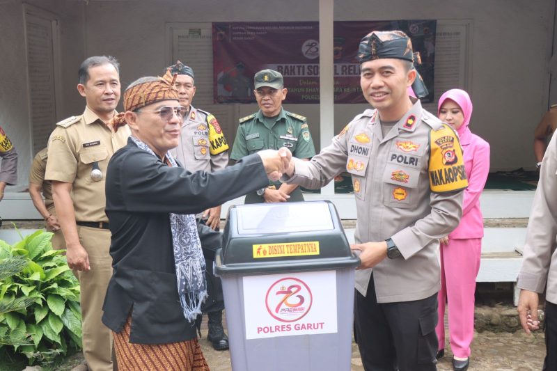 Polres Garut bakti sosial di Kampung Pulo (Foto:Istimewa)