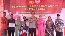 Wakapolres Garut Kompol Dhoni Erwanto saat ceremonial baksos di 
Klinik Wira Pratama