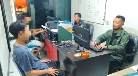 Pelaku pencurian gerobak saat di periksa di Mapolsek Garut kota (Foto:Istimewa)