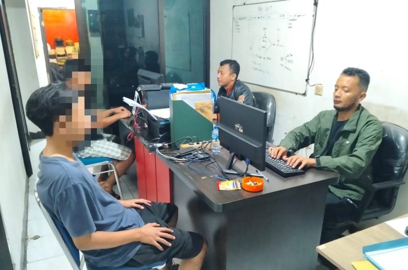 Pelaku pencurian gerobak saat di periksa di Mapolsek Garut kota (Foto:Istimewa)