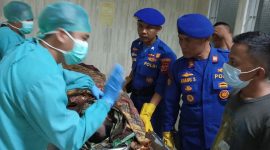 Kasat Pol Airud Polres Garut AKP Anang Sonjaya saat lakukan pemeriksaan medis laka laut