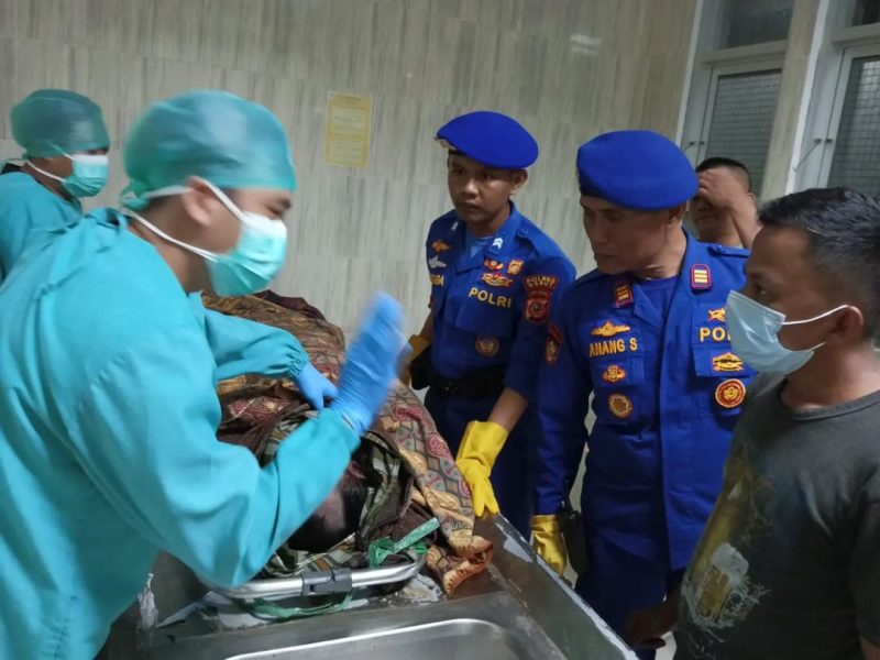 Kasat Pol Airud Polres Garut AKP Anang Sonjaya saat lakukan pemeriksaan medis laka laut