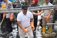 Barnas Adjidin saat bersihkan sampah sungai Cikendi (Foto:Istimewa)