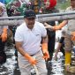 Barnas Adjidin saat bersihkan sampah sungai Cikendi (Foto:Istimewa)