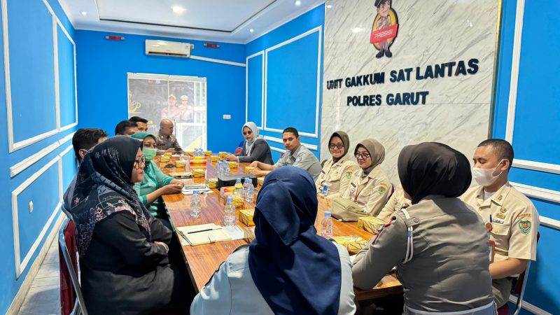 Unit Gakkum Sat Lantas Polres Garut saat Rakor upaya penanganan jaminan kecelakaan lalu lintas (Foto:Istimewa)