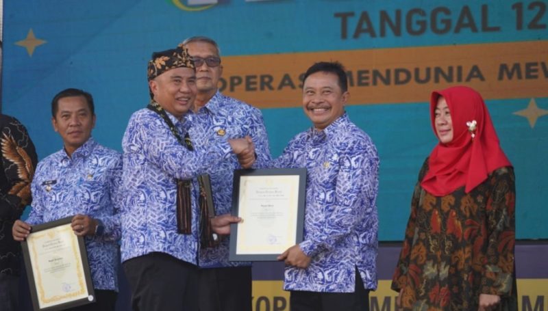Pj Bupati Garut dapat penghargaan di hari koperasi ke-77
(Foto:Istimewa)