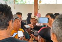 H Uu Saepudin saat diwawancara oleh awak media saat bersilaturahmi dengan relawan