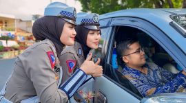 Polwan cantik Sat lantas Polres Garut saat diminta foto bersama oleh pengendara sat Ops Patuh Lodaya 2024 di Bundaran Tarogong