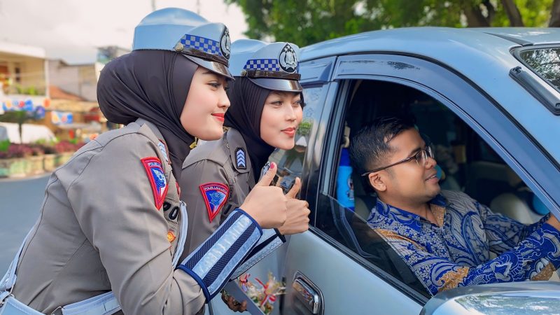 Polwan cantik Sat lantas Polres Garut saat diminta foto bersama oleh pengendara sat Ops Patuh Lodaya 2024 di Bundaran Tarogong