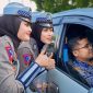 Polwan cantik Sat lantas Polres Garut saat diminta foto bersama oleh pengendara sat Ops Patuh Lodaya 2024 di Bundaran Tarogong