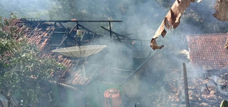 Tiga rumah warga terbakar hebat di Kp. Bantarpacing