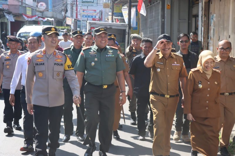 Dandim 0611/Garut Letkol Czi Dhanisworo, S.Sos., saat hadiri relokasi sementara PKL