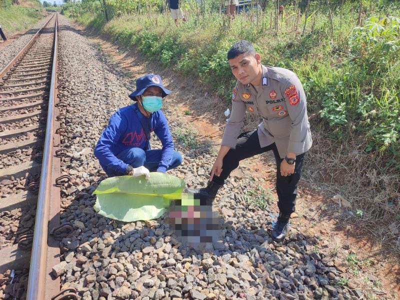 Petugas Polsek Cibatu saat olah TKP, (Foto :Istimewa)