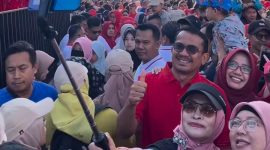 dr Helmi Budiman beserta Istri saat di lokasi Car Free Day poto bersama warga garut. (Foto:Istimewa)