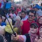 dr Helmi Budiman beserta Istri saat di lokasi Car Free Day poto bersama warga garut. (Foto:Istimewa)