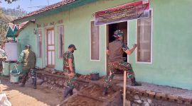 Kodim 0611/Grt saat melaksanakan rehabilitasi rumah purnawirawan TNI AD