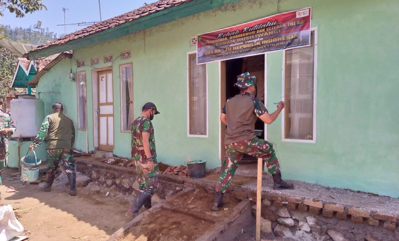 Kodim 0611/Grt saat melaksanakan rehabilitasi rumah purnawirawan TNI AD