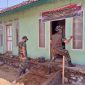 Kodim 0611/Grt saat melaksanakan rehabilitasi rumah purnawirawan TNI AD